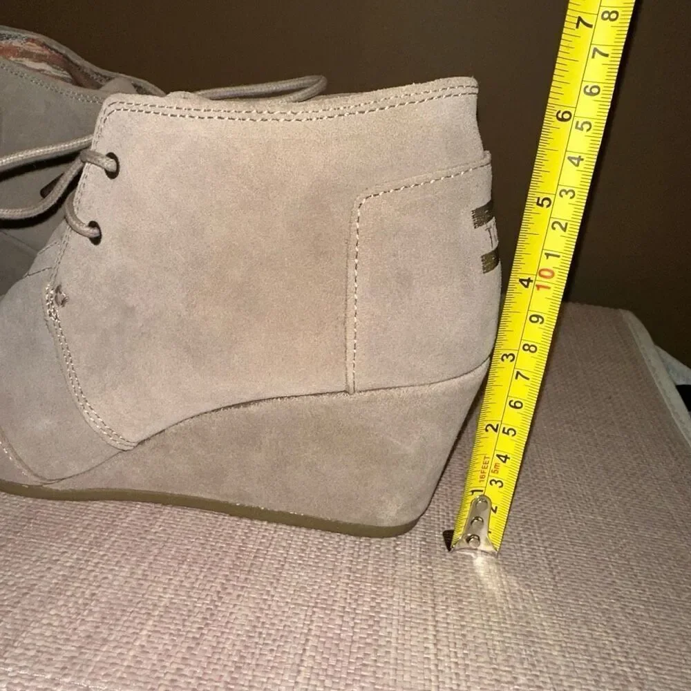 TOMS Womens Desert Shoe Wedge Heel Taupe Suede Size 9.5 EUC